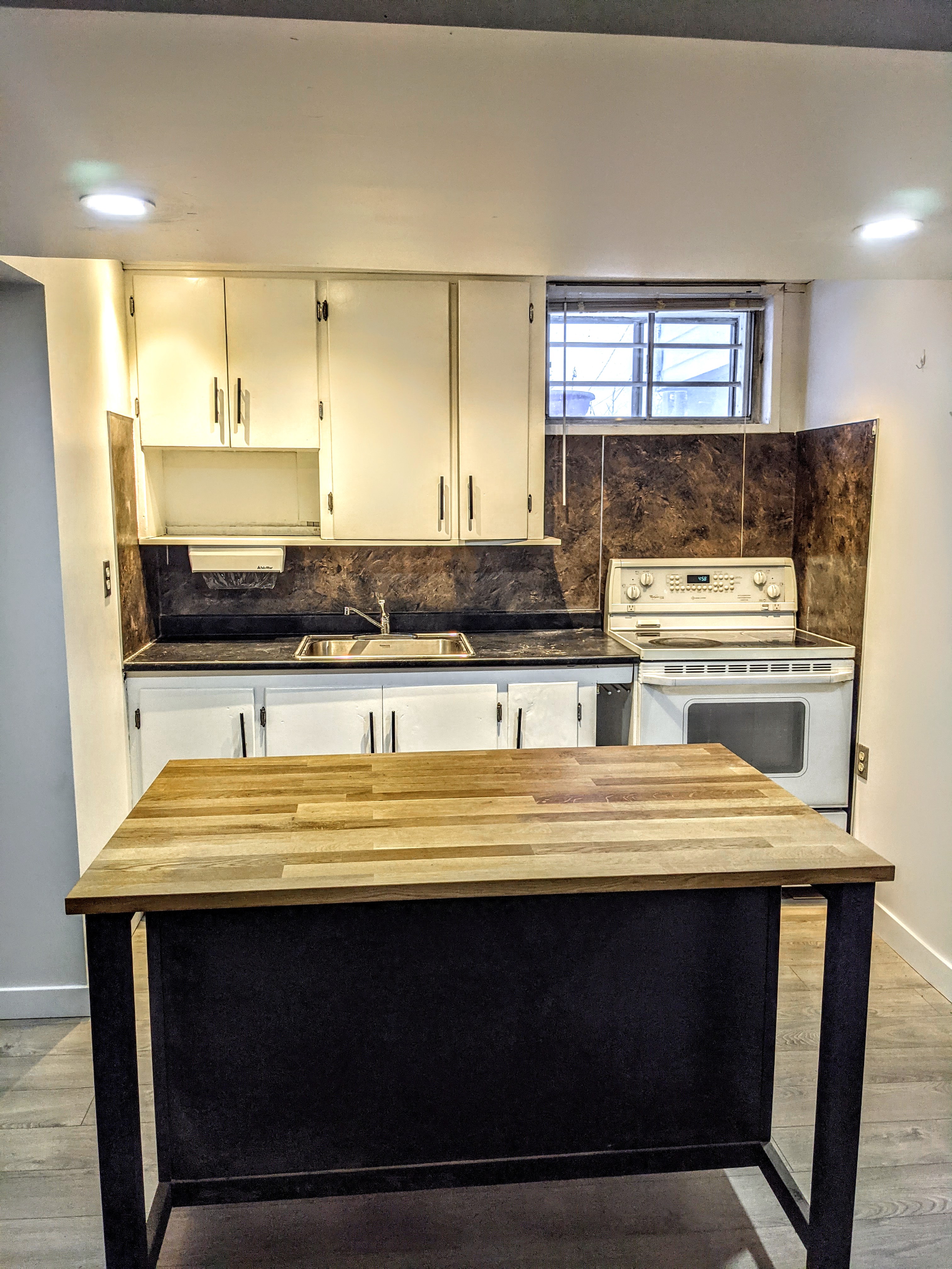 Bright 2 bedroom basement suite in the heart of Rosscarrock