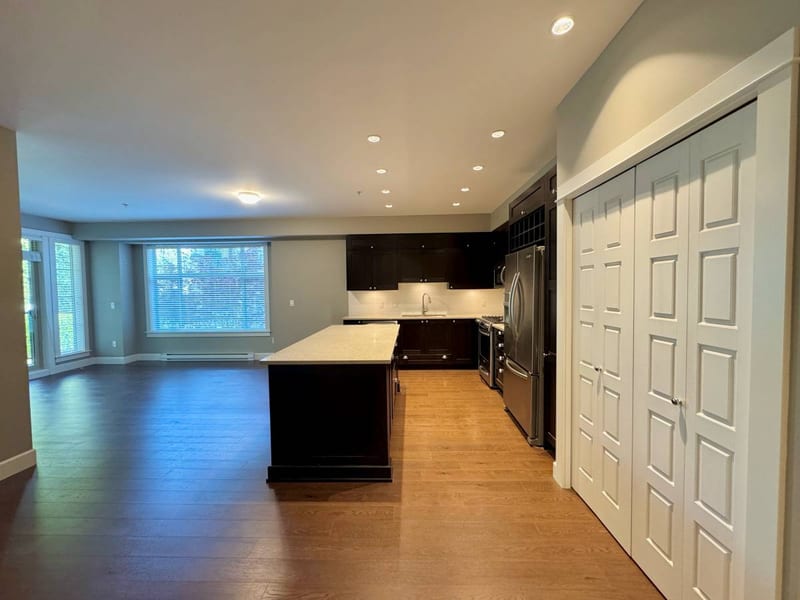 BEAUTIFUL 2BED 2BATH PLUS DEN! 2 PARKING INCLUDED W/ LOTS OF AMENITIES