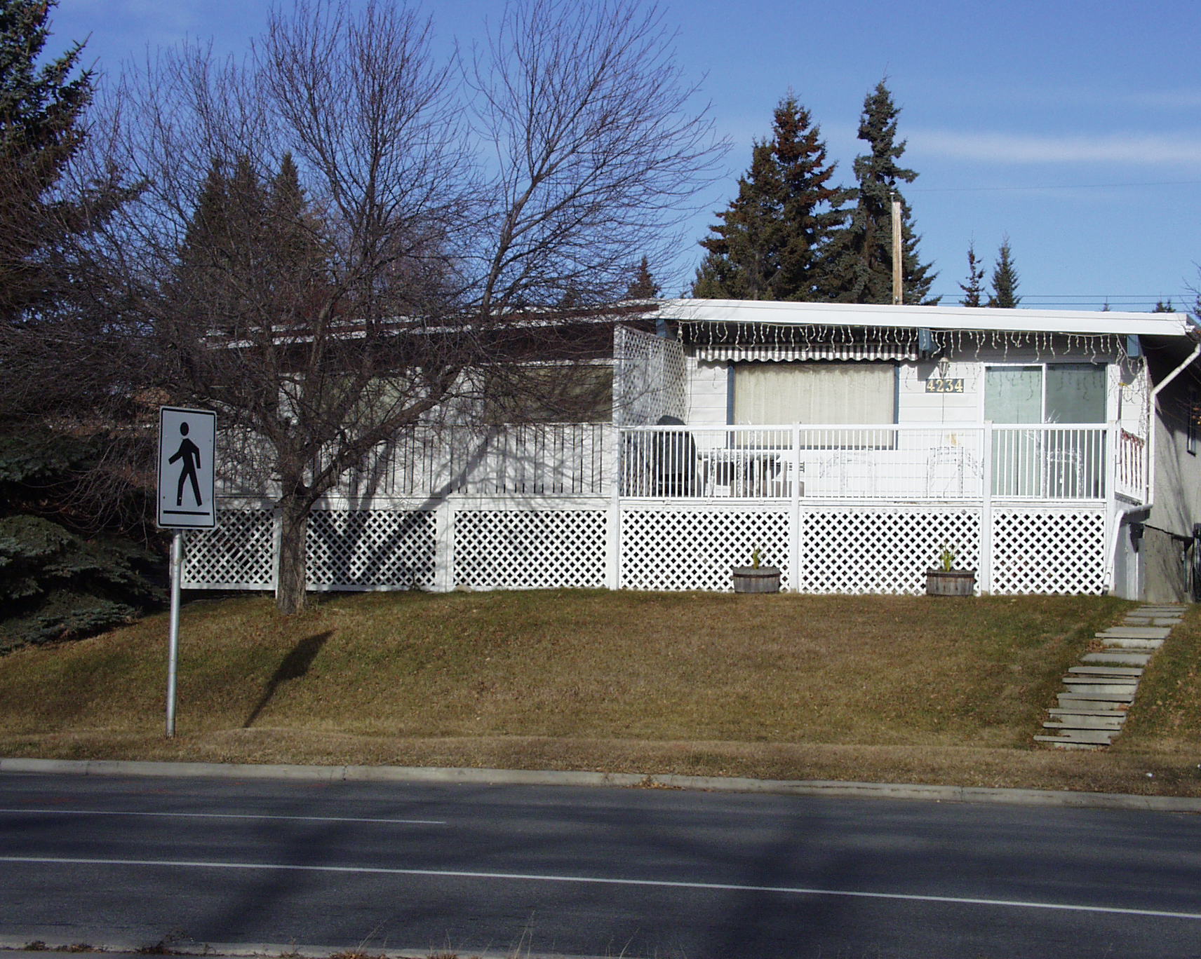 2 Bedroom Main Floor Suite Close to LRT, UofC & Northland Mall