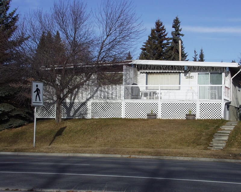 2 Bedroom Main Floor Suite Close to LRT, UofC & Northland Mall