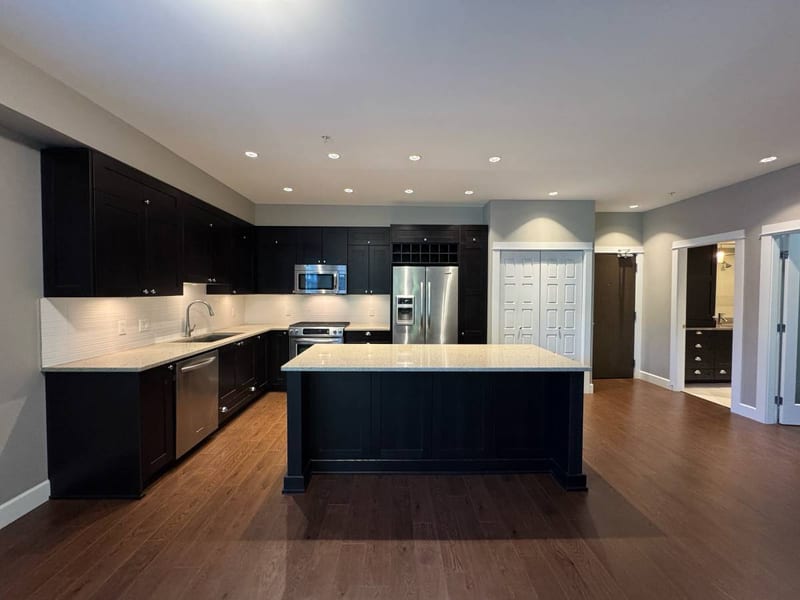 BEAUTIFUL 2BED 2BATH PLUS DEN! 2 PARKING INCLUDED W/ LOTS OF AMENITIES